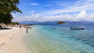 Apa Itu Wisata Bahari? Pengertian, Manfaat, dan Contohnya
